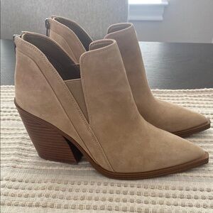 VINCE CAMUTO Women's Tan Ankle Boots